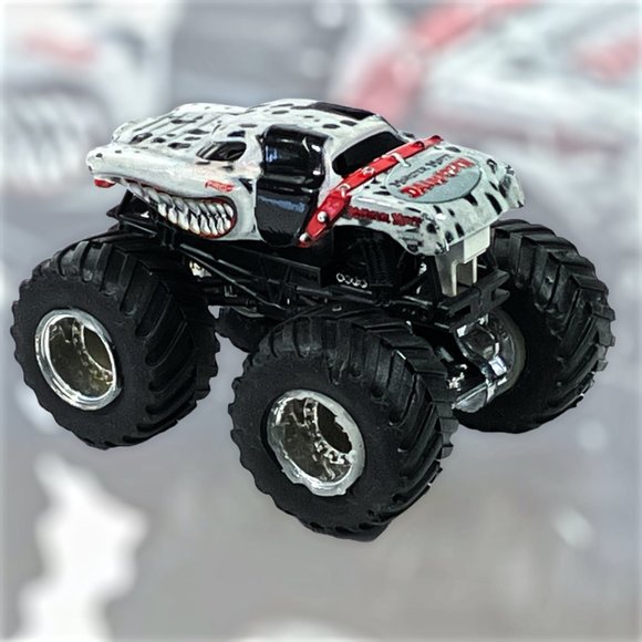 MONSTER MUTT DALMATIAN HOT WHEELS MONSTER JAM TRUCK 1/64 DIECAST Pre-Owned - Picture 5 of 13